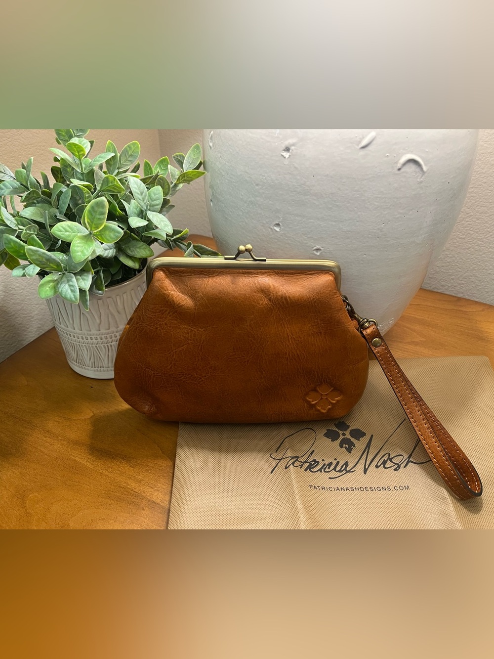Patricia Nash Savena Burnished Tooled Leather Kiss-Lock Wristlet in Cognac Brown - Picture 2 of 9